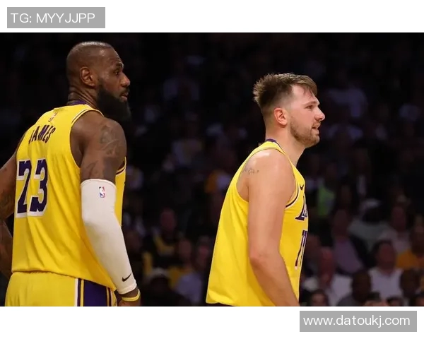 1990年公牛与湖人对决回顾：经典比赛的传奇瞬间与篮球历史的交汇